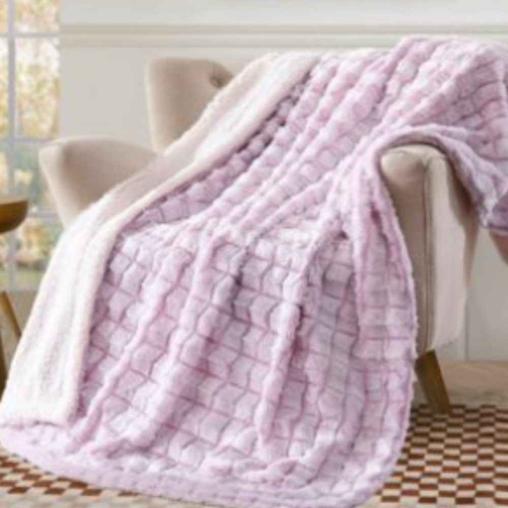 NWT Royal Luxe
Reversible Micromink to Faux-Sherpa Tie-Dye Throw